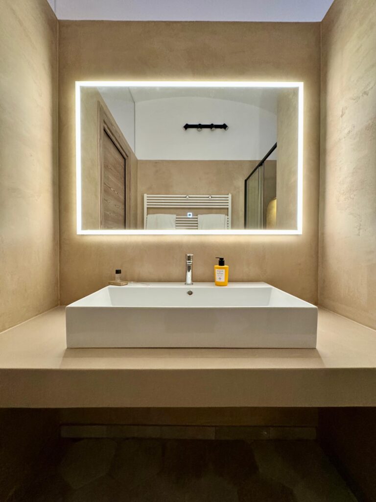 pareti bagno in microcemento e mensola lavabo in resina