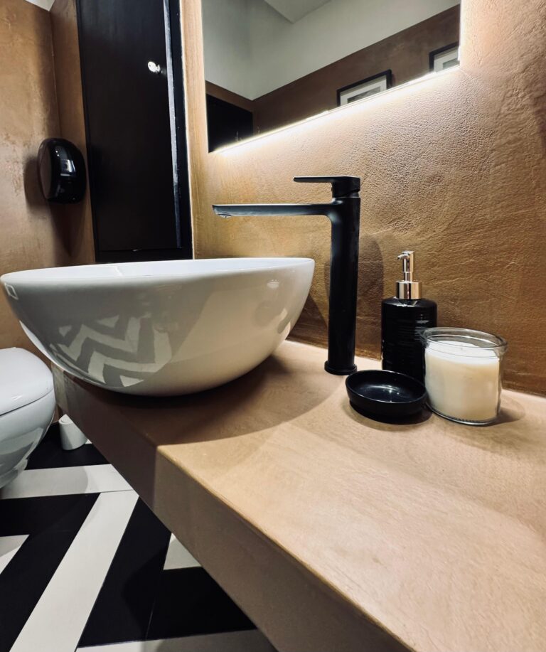 bagno microcemento e top in resina